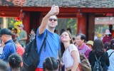 Văn Miếu - Quốc Tử Giám thu hút đông đảo người dân dịp Tết